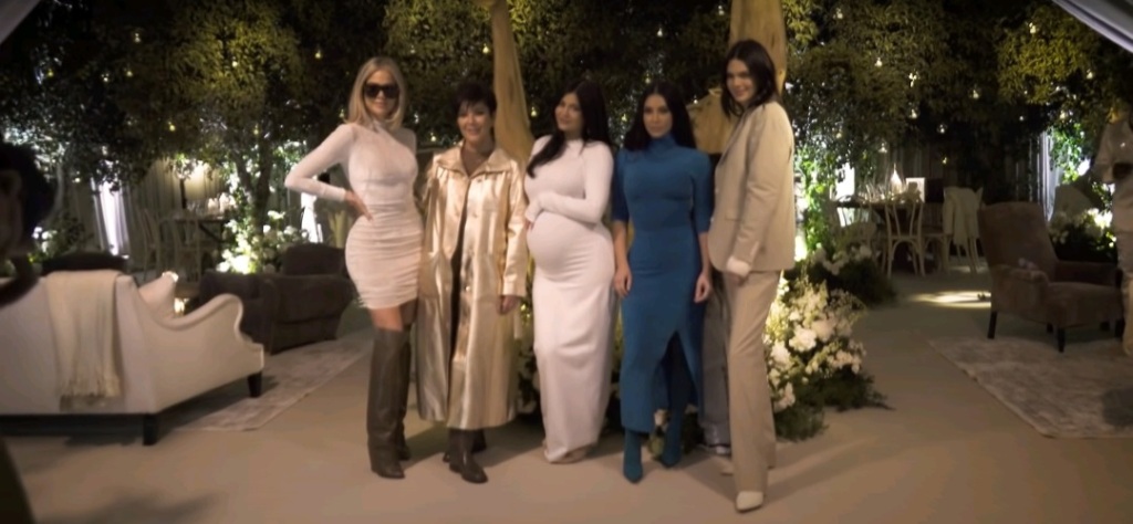 Family sisters at Kylie Jenner's Giraffe themed baby shower party (for Aire) 2022